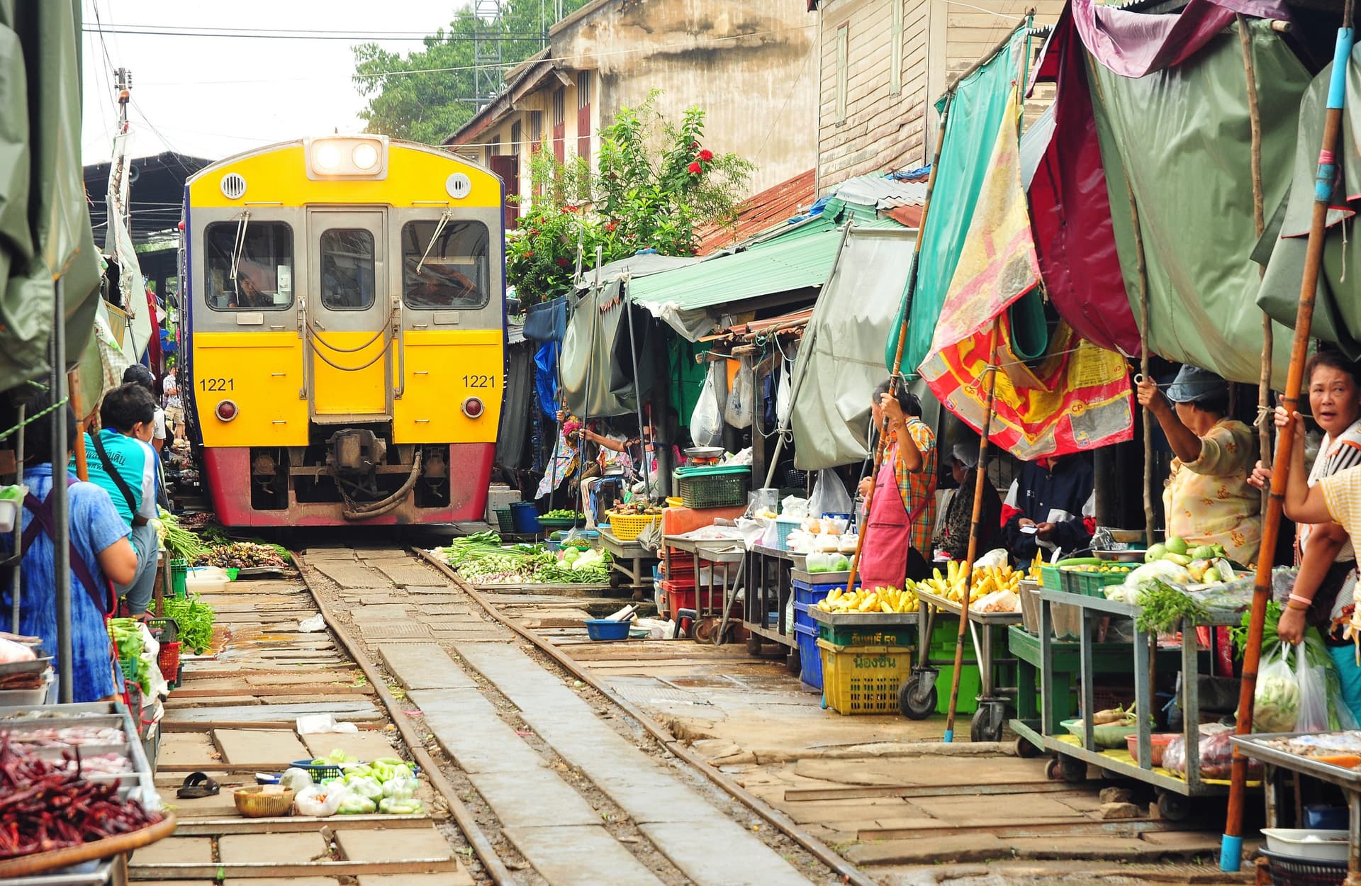 Marché sur les voies de Mae Klong